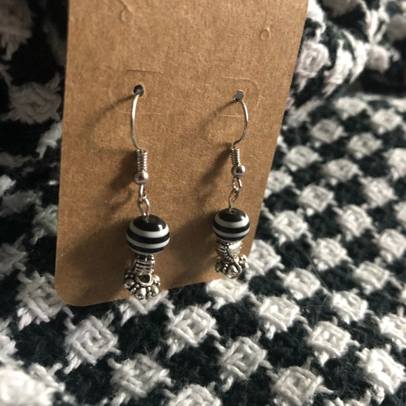 Handmade black&white bead, silver heart earrings - Picture 2 of 3